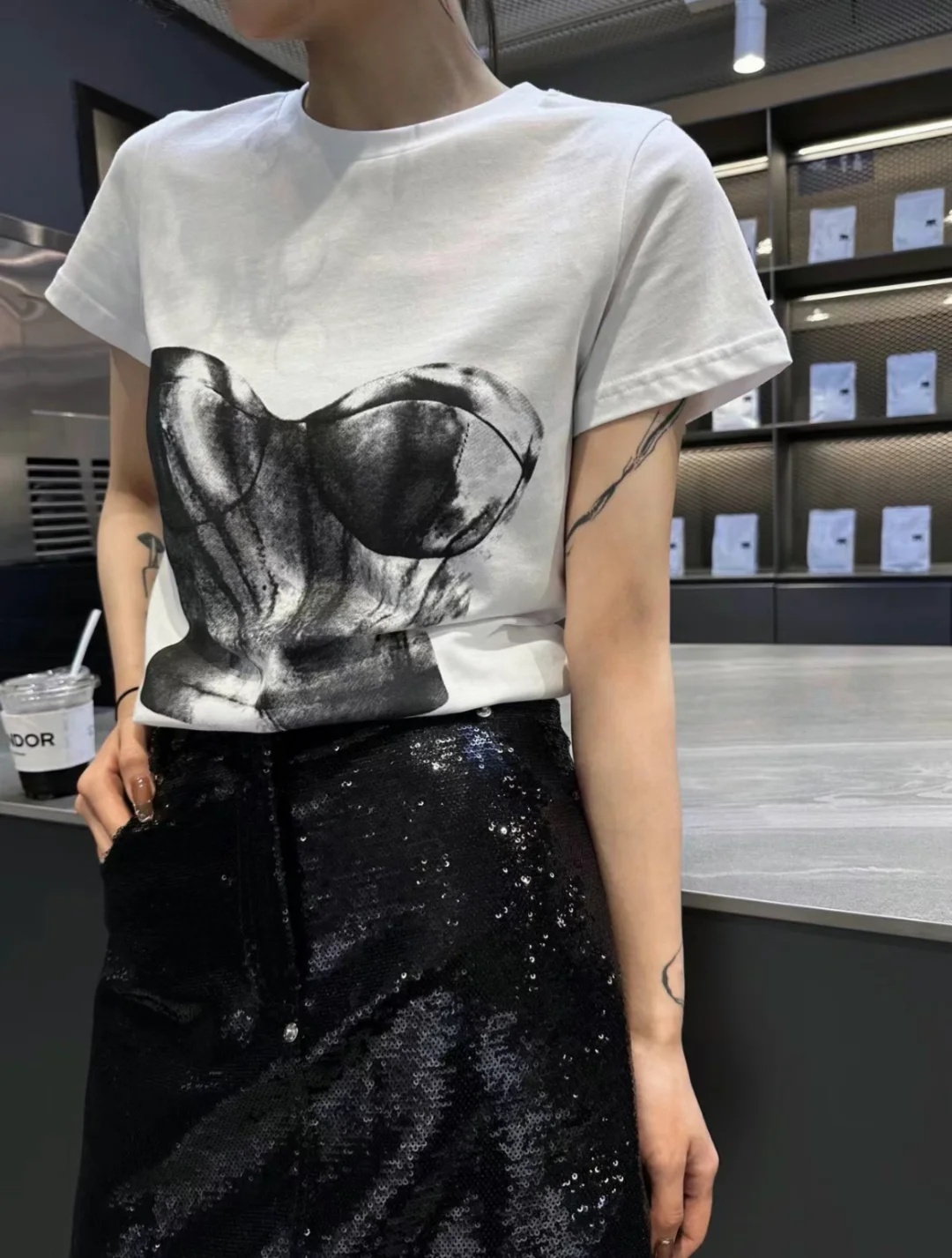 143387 140997 Модная Классическая роскошная дизайнерская повседневная футболка из ткани с принтом, Женская