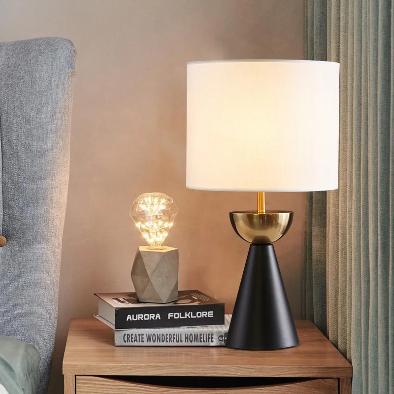 Современная американская настольная лампа Минималистичный креативный светильник для декора гостиной спальни Настольные лампы и стильная теплая прикроватная светодиодная лампа
